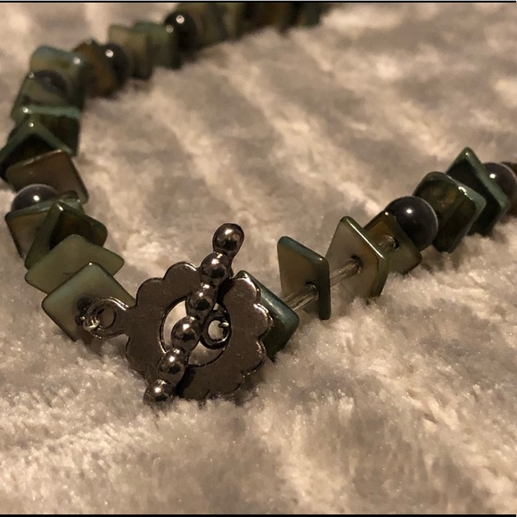 ♥️ Green-Gray Beaded Necklace w/Beaded Clasp - Picture 3 of 4